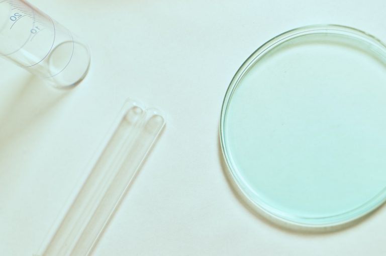 淡斑美白精華這樣擦才有效！從成分來挑選產品