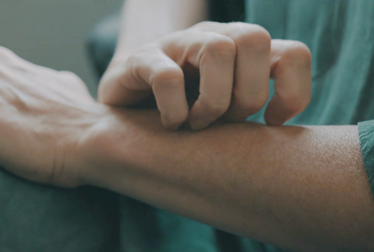 我是敏感肌，我該避開含酒精的保養品嗎